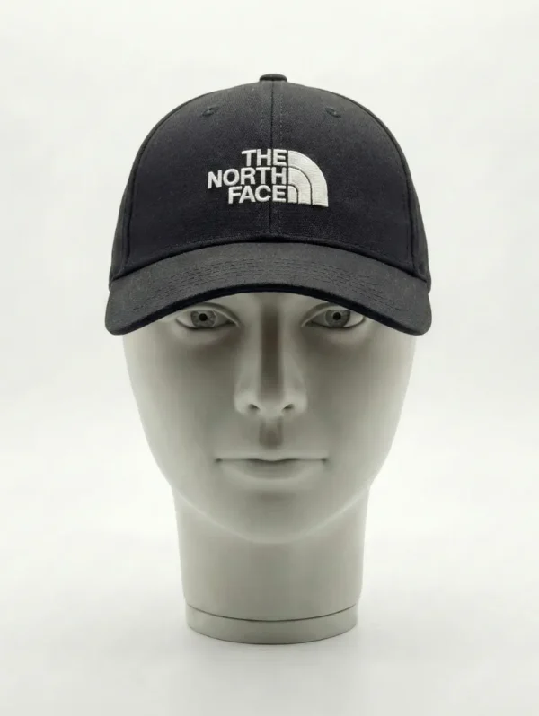 The North Face Black Cap is a clean and versatile headwear essential inspired by the brand’s outdoor heritage.