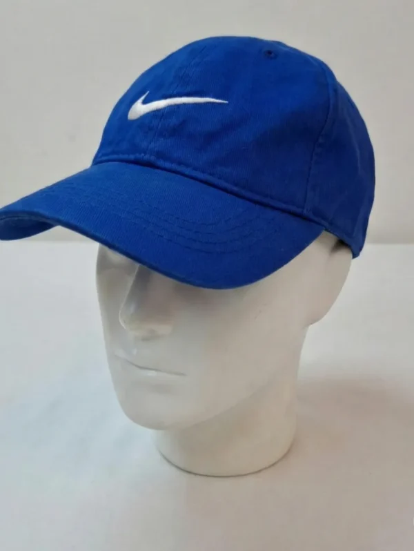 The Blue Nike Cap with White Swoosh is a timeless accessory that reflects Nike’s iconic sportswear heritage.
